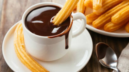 Delicioso chocolate con churros para dos