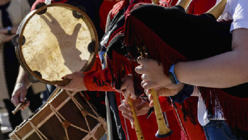 Aprende a tocar un instrumento o conoce el baile tradicional ast